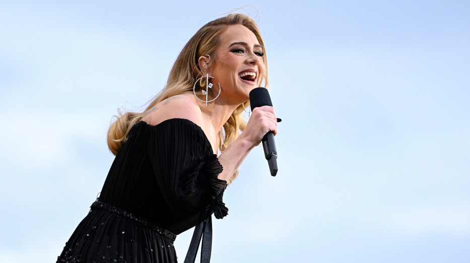 Adele visszatért a színpadra két eszméletlen ruhában