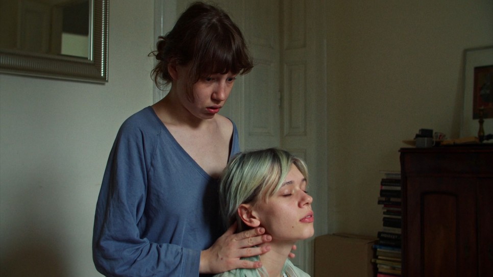 A két különc fiatal lány, Kis Laura (Kizlinger Lilla) és Róza (Sólyom Alíz)