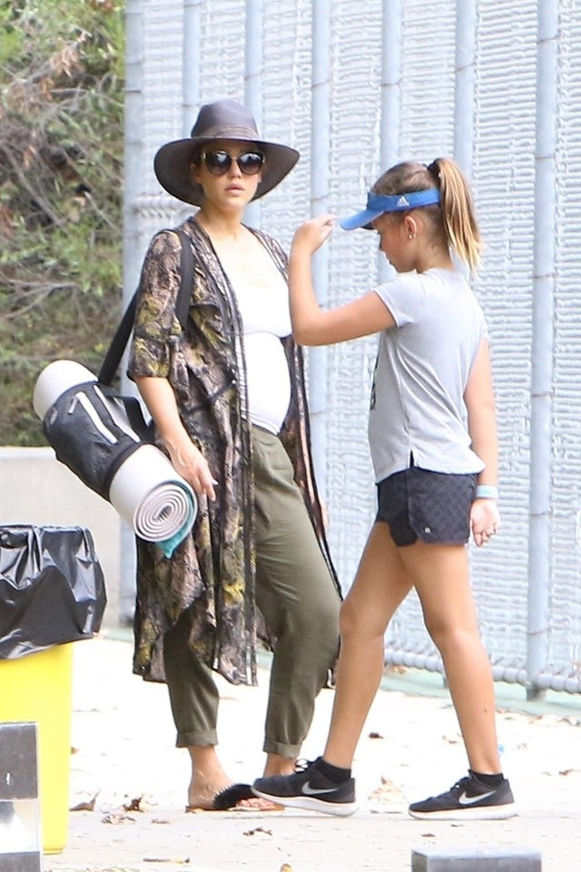 Jessica Alba pocakja egyre csak gömbölyödik!