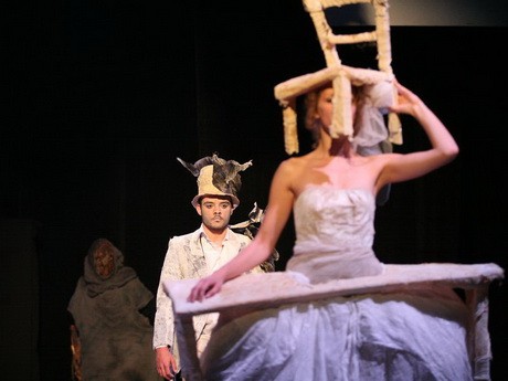 Erdei Ildikó Virág a Trafó Goya előadásának jelmeztervezője.