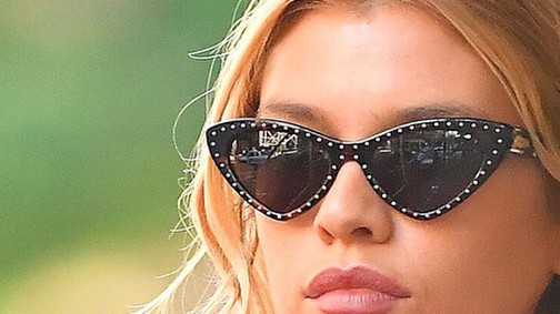 Ez a fonás Stella Maxwell hajában pofonegyszerű, mégis tökéletes!