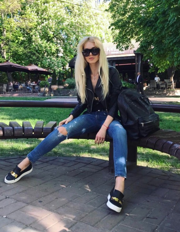 Bár a színpadon vagy a tévés produkciókban általában az elegancia és a merészség dominál a szettjeiben, a hétköznapokban egy egyszerű, szakadt farmerben is önazonos tud maradni. (2017)