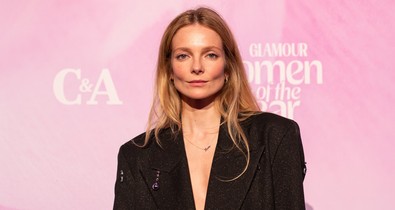 Bárki zavarba jönne Mihalik Enikő új fotójától, a modell mellbimbóvillantó ruhában pózolt