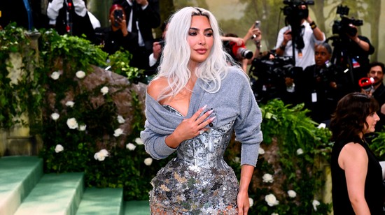 Bizarr arckezelés hódít a sztárok körében, Angelina Jolie és Kim Kardashian is ezzel szépül