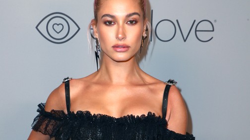 Mi a durvább, hogy Hailey Baldwin hálóingben parédézik a vörös szőnyegen, vagy hogy nagytotálban látjuk a fenekét?