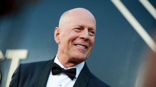 Bruce Willis-t hosszú idő után először láthatjuk mosolyogni, a demenciával küzdő színész friss fotói a csontodig hatolnak