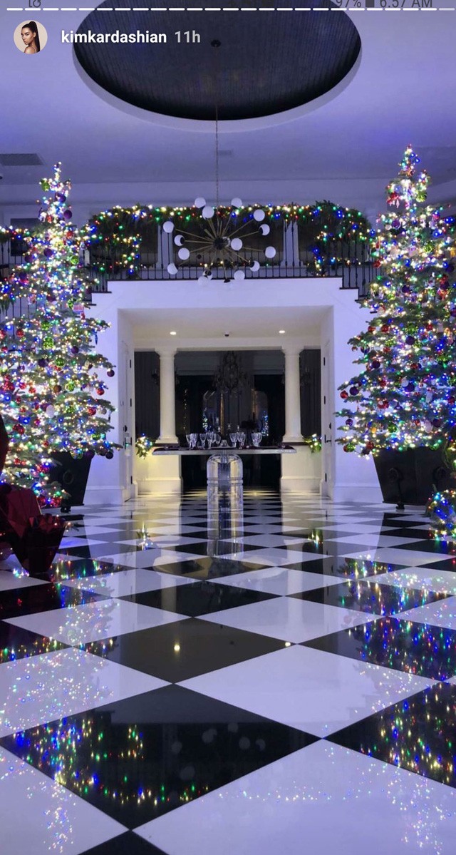 Kris Jenner lazán lekörözte Trumpék karácsonyi dekorációját!