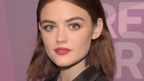 Lucy Hale neon piros szemekkel hódít!