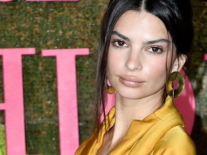 Emily Ratajkowski bugyiszoknyája a jó ízlés minden határát átlépte... 