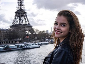 Nézd, milyen ultradögös ruhában divathetezik Palvin Barbara