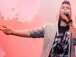 A Bastille frontembere pánikrohamokkal küzd, mielőtt színpadra lép, de sosem mondana le a zenéről