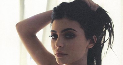 Kylie Jenner extraminiben mutogatja fenekét, mi mégis a babakocsiról nem tudjuk levenni a szemünket!