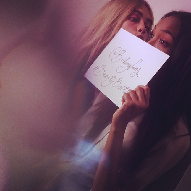 Cara és Jourdan Dunn a Burberry backstage-jében.