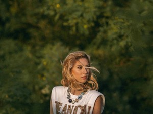 Klippremier: Dallos Bogi gyönyörű szerzeményéhez Puskás Peti rendezte a videót