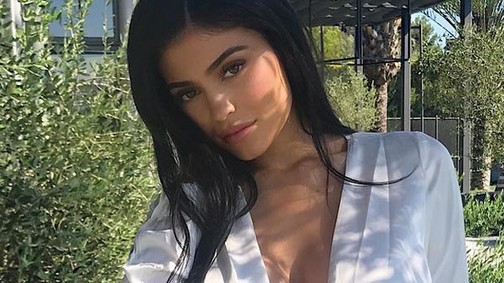 Kylie Jenner nehezen viseli, hogy a várandóssága megváltoztatja a testét, ezért vonult el!