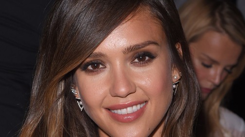 Botrány! Ropogósra sültek a vásárlók Jessica Alba naptejétől