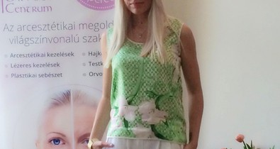 Saját tervezéseiben kezdte a hetet a divattervező