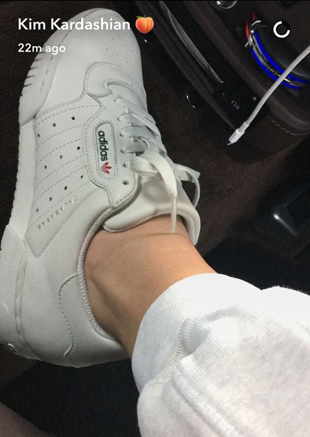 Kim Kardashian Adidas Calabasas cipőben