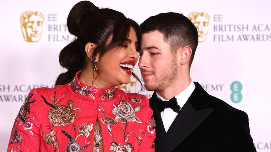 Priyanka Chopra és Nick Jonas visszatértek a vörös szőnyegre, bámulatosan festettek a BAFTA gálán