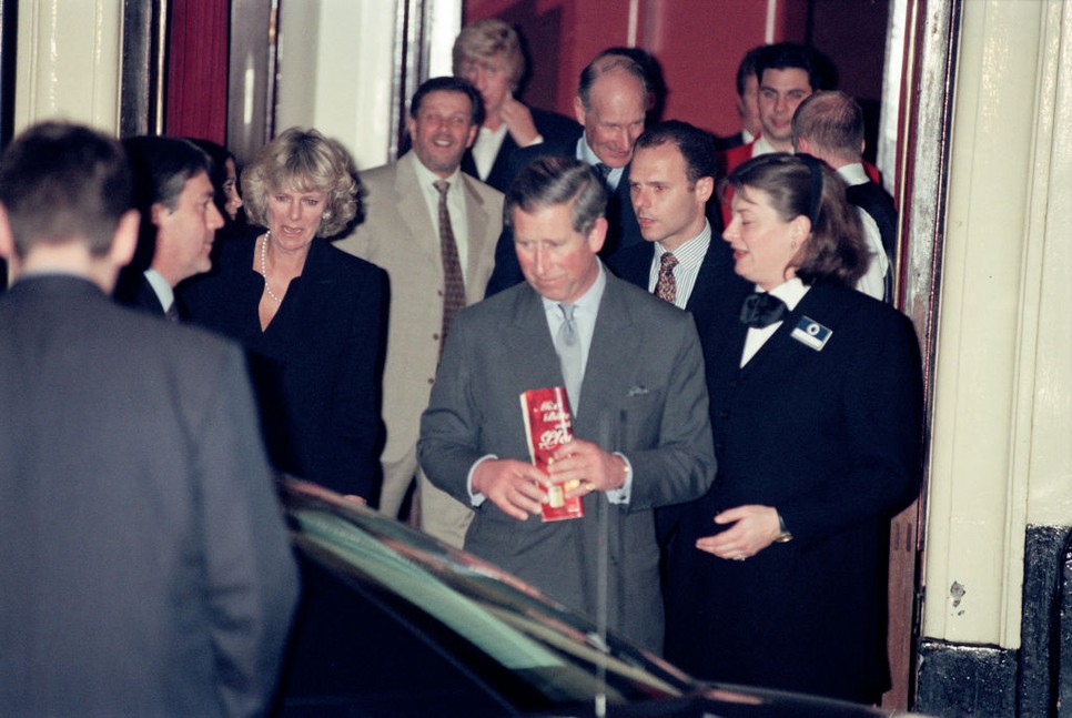 Kamilla valószínűleg származásából fakadóan is jobban rákényszerült, hogy úgy igazodjon Károly herceghez, ahogyan arra Diana hercegné sosem volt hajlandó