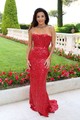 Minden évben a cannes-i vörös szőnyeg mellett kerül megrendezésre az amfAR gála, és Eva Longoria idén itt is felvonult. A Született feleségek sztárja hihetetlenül festett ebben az élénkpiros, pánt nélküli, mozaikmintás Sophie Couture ruhában. A megjelenést gyémánt ékszerekkel tette teljessé.
