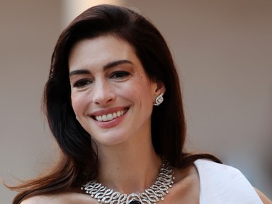 Anne Hathaway meztelenruhájától azonnal zavarba jössz: az átlátszó darabban a mellbimbóját is megvillantotta