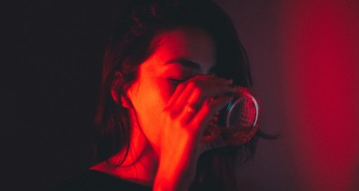 Az alkoholizmus betegség, ami kihat a függő gyermekeire is - érintett nők meséltek édesanyjuk alkoholproblémáiról