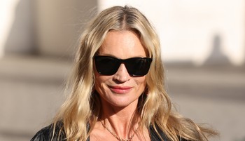Így néz ki az 52 éves Kate Moss bikiniben, smink és filterek nélkül, teljesen természetesen