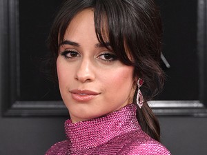 Camila Cabello kiborult: ¨A narancsbőr normális, a zsír normális¨