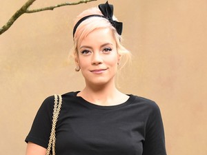 18+ Őrület! Lily Allen a puncijával reklámozza az új albumát, és tényleg, telibe látszik minden