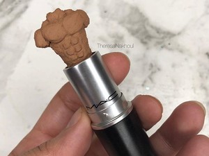 Láttál már rúzsból készített szobrokat? Ez a lány egy igazi rúzsszobrász!