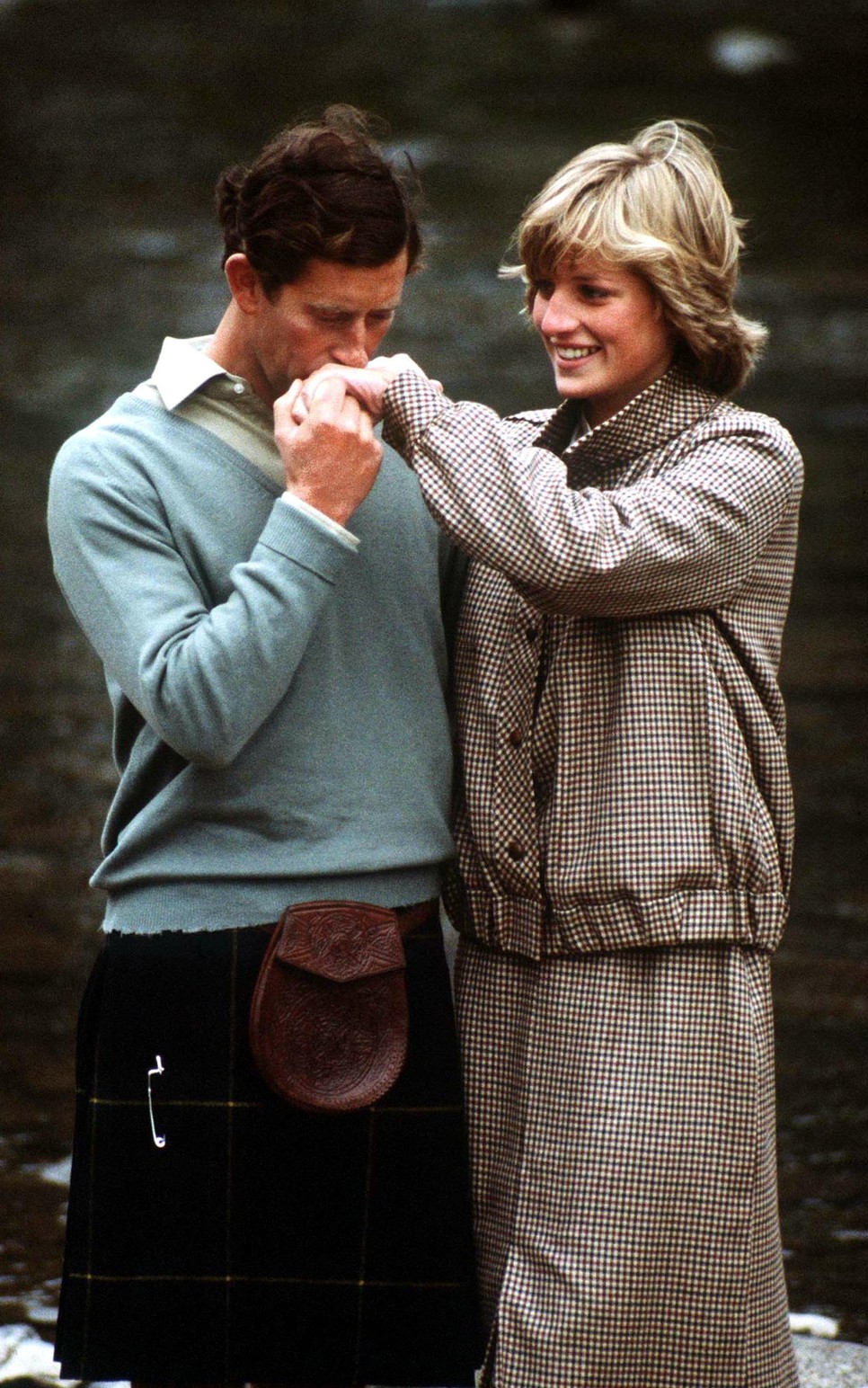 Károly herceg romantikus kézcsókja