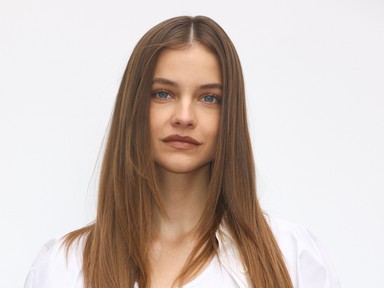 Egy szál farmerben fotózták Palvin Barbarát, felsőt sem viselt a magyar modell