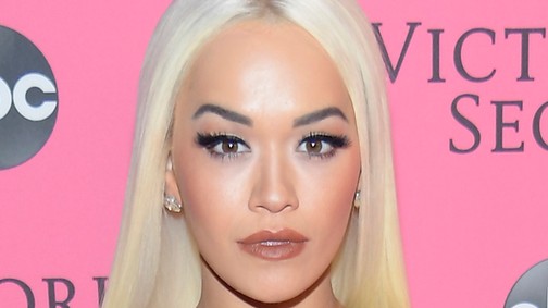 Rita Ora sapkát vett, de nadrágot nem a VS Show kifutójára