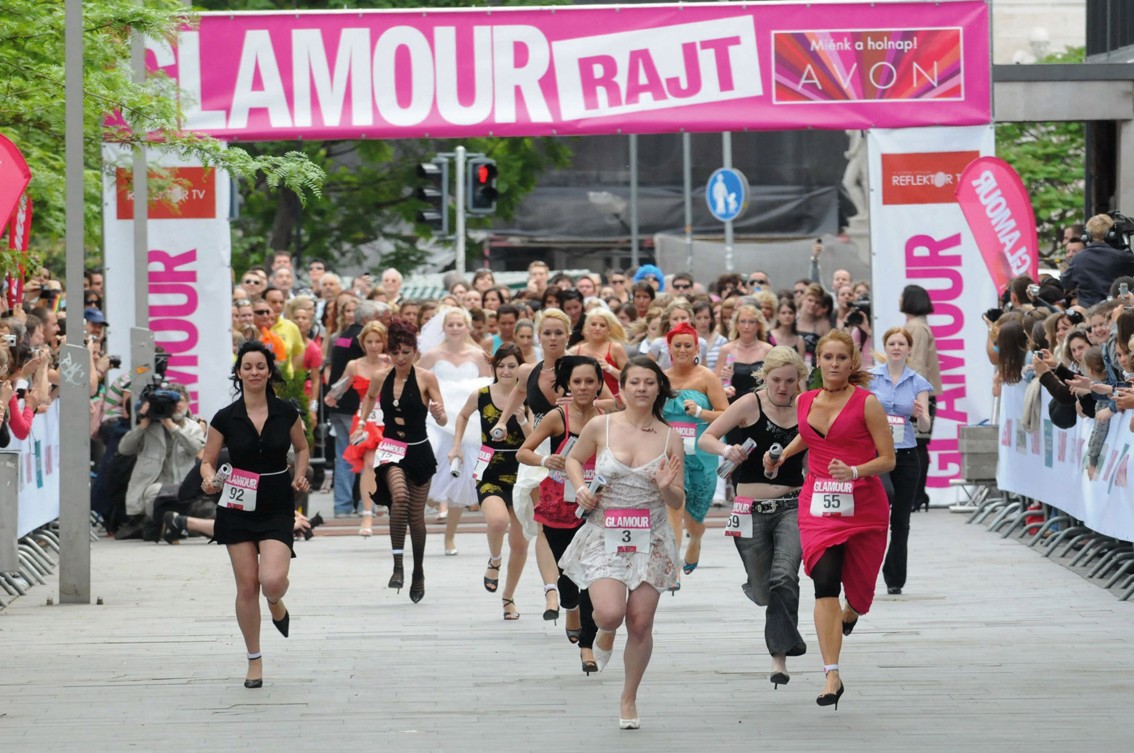 A GLAMOUR Stiletto Run, vagyis a Magassarkú Futóverseny az egyik legikonikusabb eseményünk volt, ahol a divatot és az adrenalint ötvöztük egy nem mindennapi kihívásban. A verseny lényege a bátorság és az egyensúly: a résztvevőknek legalább 8-10 centiméteres magassarkúkban kellett lefutniuk a kijelölt távot, bizonyítva, hogy a stílus és a sportos tempó nem zárja ki egymást. 