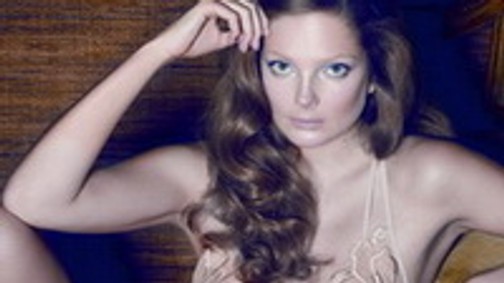 Középpontban Mihalik Enikő tökéletesen kidolgozott teste