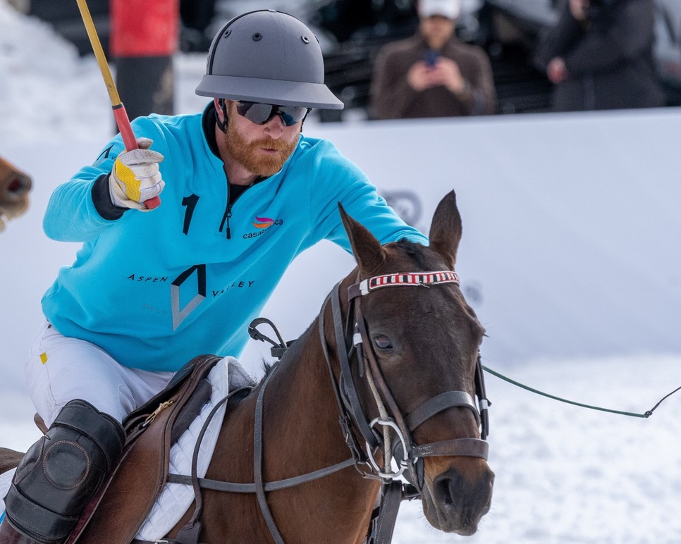 Harry herceg hobbijának, a lovaspólónak hódolt Aspenben