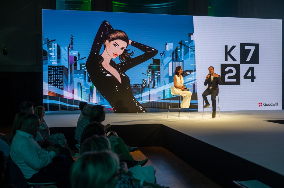 A K7-24 csomagolása egy brit illusztrátor, Jason Brooks munkáját dicséri