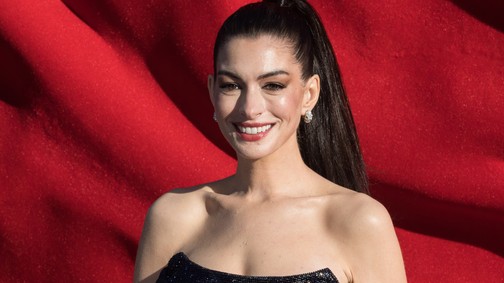 Anne Hathaway élete legizgalmasabb meztelenruháját viselte, óriási feltűnést keltett a vörös szőnyegen