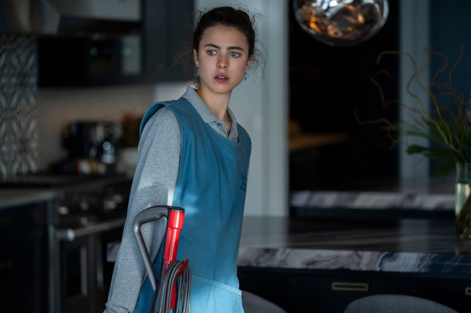 Alex (Margaret Qualley) házakat takarít, hogy eltartsa magát és lányát, miután elmenekült bántalmazó kapcsolatából