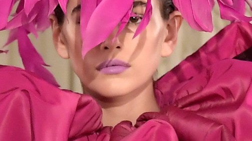 Te jó ég! Kaia Gerber fején egy hatalmas fukszia éktelenkedik!