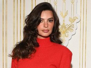 Emily Ratajkowski aligruhában karácsonyozott, zavarbaejtő fotó készült a modellről