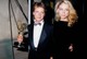 Egy hatalmas szakmai mérföldkő 1987 szeptemberéből, amikor Michael J. Fox büszkén pózolt a rangos Emmy-díjával. A színész a Családi kötelékek (Family Ties) című vígjátéksorozatban nyújtott zseniális alakításáért vehette át a legjobb férfi főszereplőnek járó elismerést. Oldalán gyönyörű partnernője, Tracy Pollan.