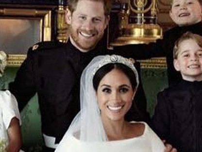 Olvadozunk! Itt az esküvő utáni hivatalos fotó, és az egész királyi család rajta van! 