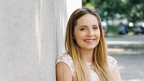 „Nem a tudományos pályát ajánlanám, inkább azt a kíváncsiságot és kritikus gondolkodást ami mögötte van” - interjú Molnár Janka Sára elméleti fizikussal