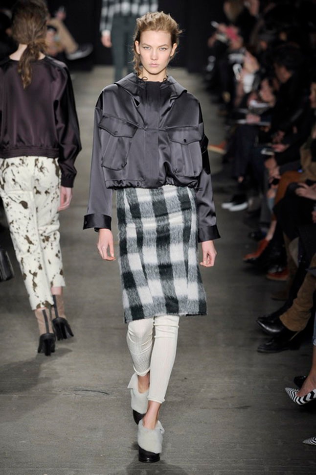 Egy szoknya, egy nadrág. RAG & BONE - Sportosan viselnéd a kockás szoknyádat? Egy csőnadrággal és neoprém kabáttal lezser hétköznapi szettet kreálhatsz belőle, ami mégis eltér a megszokottól. Akár sportcipőben is róhatod a napi kilométereket!