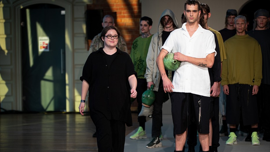 Az egyik legeredetibb magyar designer darabjai mindenkinek megmutatják, milyen paradigmaváltást kell végrehajtanunk a divatban tervezőként, alkotóként és vásárlóként. Zsigmond Dóra a Budapest Central European Fashion Week-en bemutatott 2022 tavasz-nyári kollekciójának fináléjában. Fotó: BCEFW