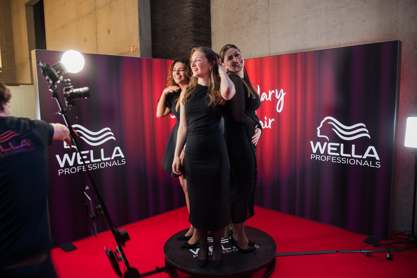 Érdemes volt betévedni a WELLA sarokba is, ahol a legújabb termékek kipróbálása mellett, egy 360 fokos szelfikamera örökítette meg az este legszebb pillanatait