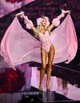 Candice Swanepoel cukorkarózsaszín csipke body-jában Barbie babaként tündökölt a kifutón. 