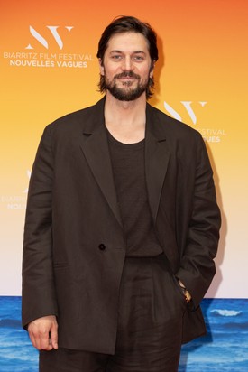 Míg Gabrielt jobbára fehér munkaruhában látjuk, hiszen szakácsként dolgozik, addig az őt megformáló Lucas Bravo stílusa a valóságban sokkal lazább, modernebb